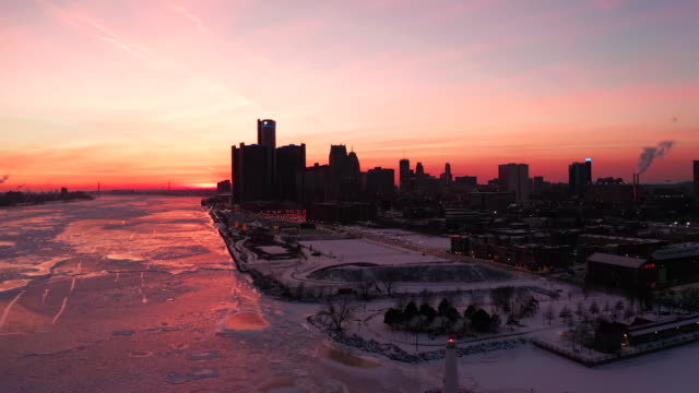 Luftaufnahme-von-Detroit-Silhouette-im-Winter-mit-dramatischen-Sonnenuntergang
