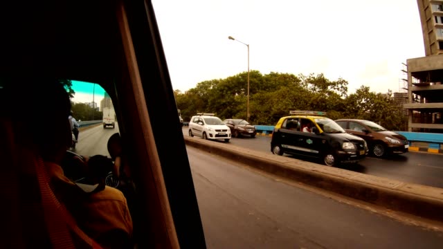 Fahrer-in-Autoautobahn-Blick-von-hinten-Mumbai