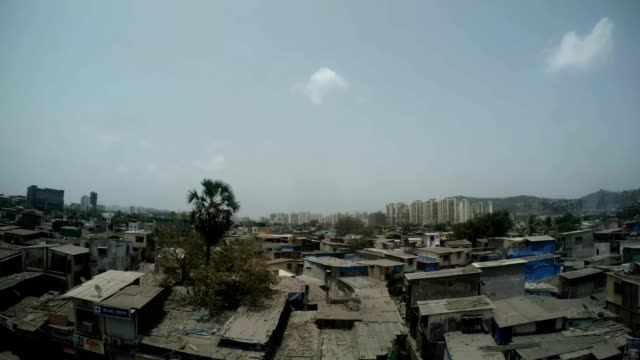 Slums-und-arme-Stadtteile-von-Mumbai-weit-einige-Hügel-von-der-U-Bahn-Brücke-aus