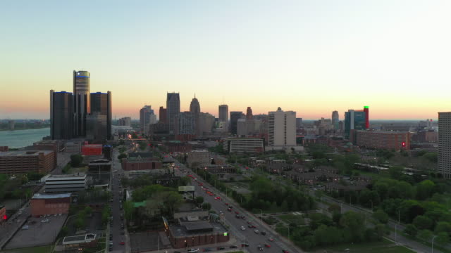 Aerial-Sunset-Detroit-Michigan-con-distrito-residencial