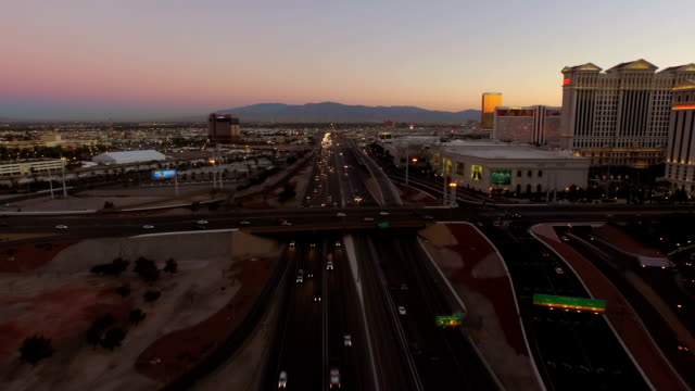 Vista-aérea-de-un-paisaje-de-la-ciudad-de-Las-Vegas-la-autopista-amanecer
