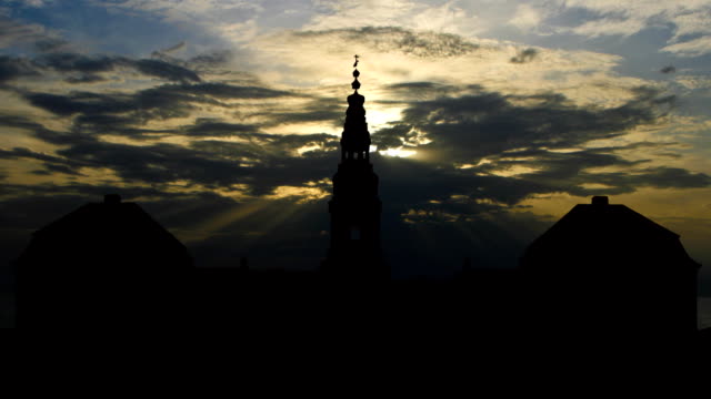 Dänemark,-Kopenhagener-Christianborg-Palace-und-regnerischen-Sonnenuntergang