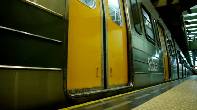 Subway-clossing-doors-and-starting-to-travel