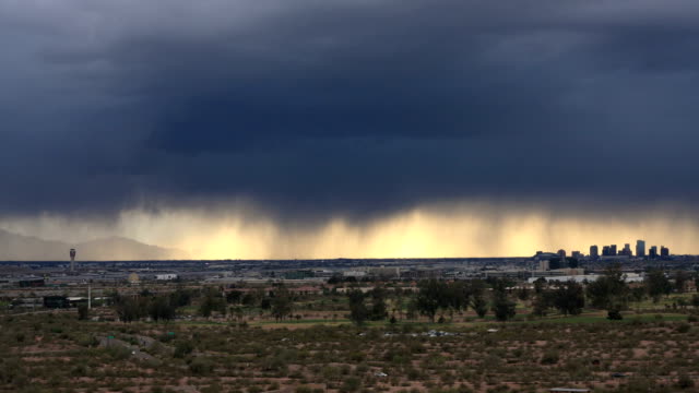 Vista-de-los-edificios-de-la-ciudad-de-Phoenix,-Arizona,-durante-una-tormenta-Time-Lapse