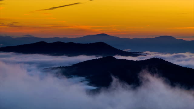 Schnelle-Misty-Wolken-im-goldenen-Sonnenaufgang-über-Blue-Ridge-Mountains
