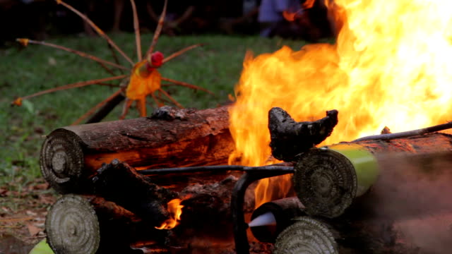 burning-Leiche-in-der-balinesischen-Begräbnis,-bali,-Indonesien