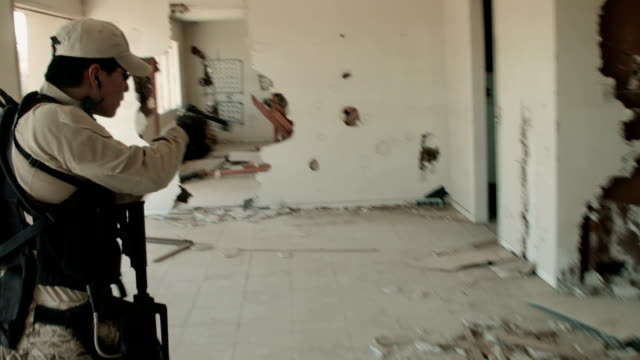 Soldaten-treten-in-Tür-und-Rechteklärung-Gebäude-(langes-Haar)