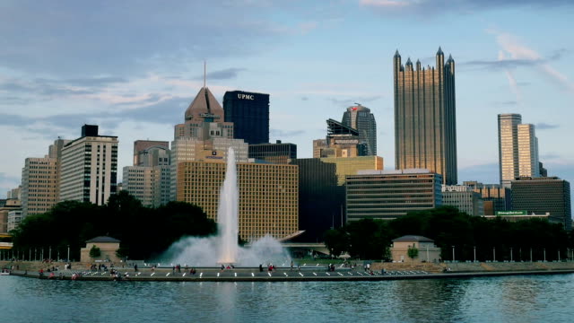 Pittsburgh,-Pensilvania-Circa-de-mayo-de-2015-Una-noche-toma-de-apertura-de-la-emblemática-fuente-en-el-punto-en-el-centro-de-la-ciudad-de-Pittsburgh,-Pensilvania.