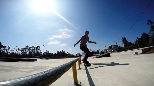 Skateboarder-grinding-down-rail