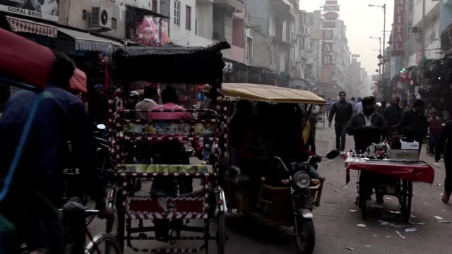 Indians-auf-den-Straßen-von-Neu-Delhi,-Indien