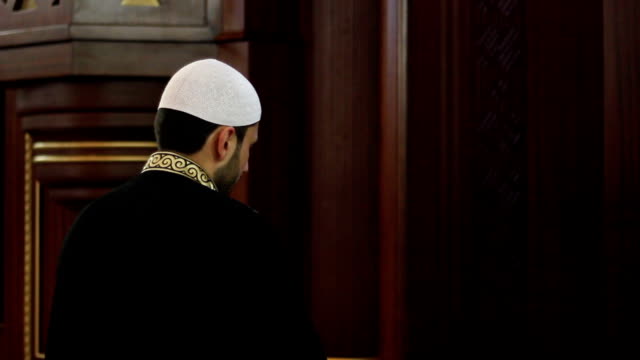 reverend-musulmana-en-un-culto-mezquita-con-su-tradicional,-bata-de-baño