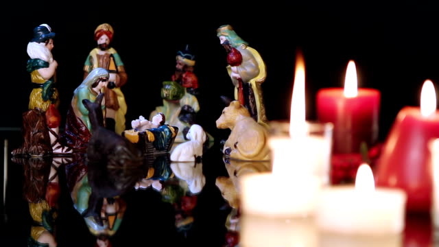 Weihnachten-Weihnachtskrippe-mit-Kerzen-auf-Schwarz
