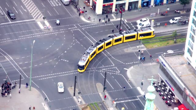 Kreuzung-mit-einem-schnellen-Verkehr-in-Berlin,-Deutschland