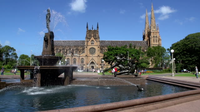 Hyde-park-Brunnen-mit-St-Mary-Kathedrale-auf-dem-Hintergrund-in-sydney