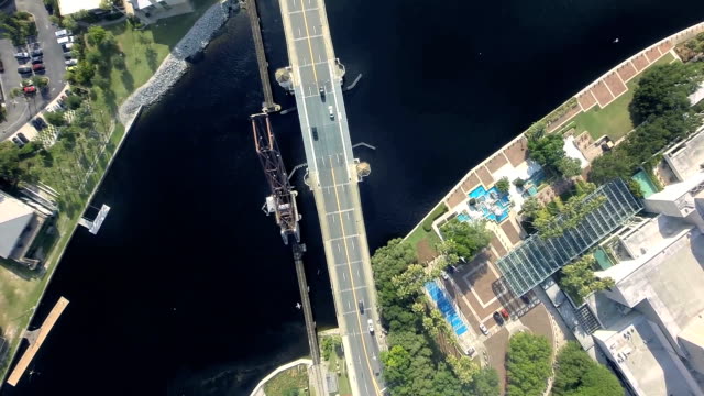 Autos-Kreuzung-Highway-Brücke-über-einen-Fluss-–-Luftaufnahme