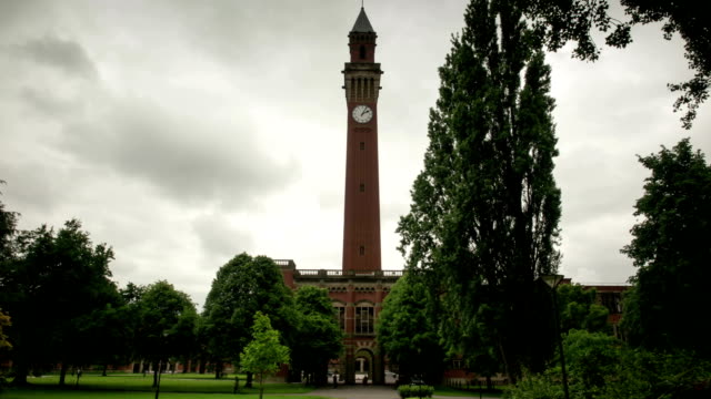 La-Universidad-de-Birmingham-torre-de-reloj-moviendo-time-lapse.