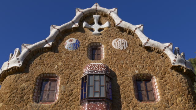 Gaudí-día-soleado-edificio-principal-parque-güell-en-barcelona-España,-4-K