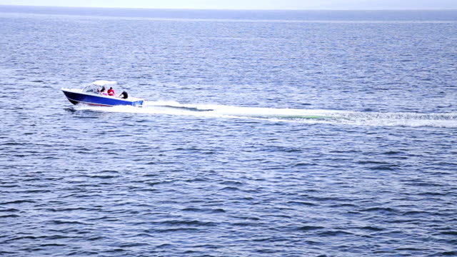 Fast-boat-in-the-middle-of-the-Ocean