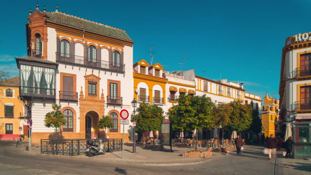 Sonnigen-Morgen-Hotel-in-Sevilla-mit-Blick-auf-Platz-4-k-Zeitraffer-Spanien