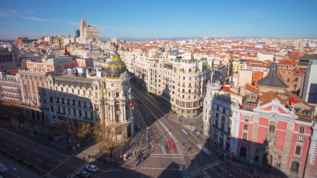 Sonne-Madrids-Gran-über-der-Metropole-Kreuzung-Dachterrasse-Panorama-\"-4-k-Zeitraffer-Spanien