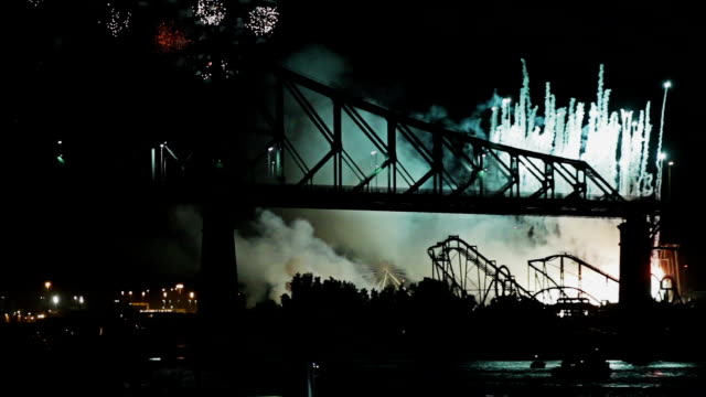 Fuegos-artificiales-de-la-ciudad-de-Montreal-por-la-noche-sobre-el-puente