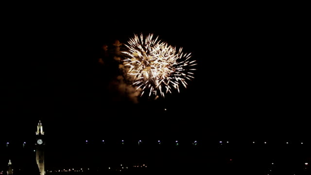 Montreal-Fireworks-at-Night-over-the-Bridge