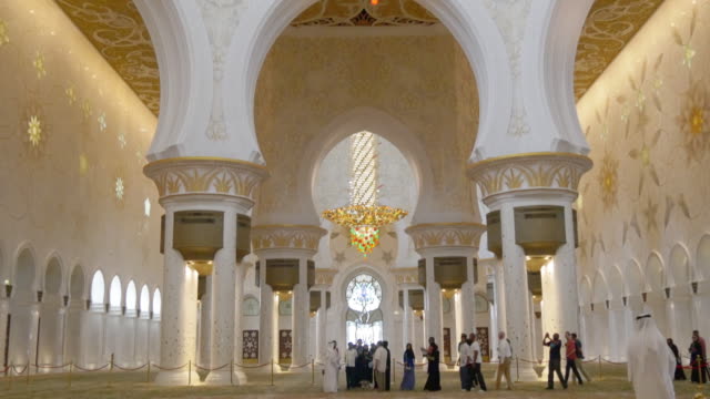 interior-de-la-mezquita-principal-4-k,-Emiratos-Árabes-Unidos