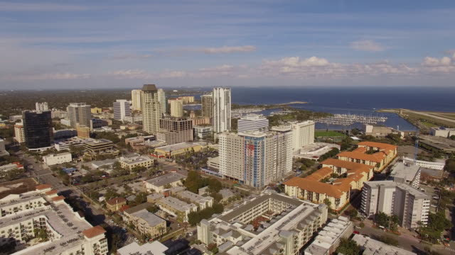 Luftaufnahme-der-Innenstadt-von-St.-Petersburg,-Florida