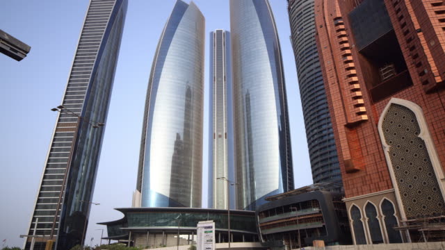 Abu-Dhabi-Emiratos-Árabes-Unidos-verano-atardecer-de-los-edificios-de-la-bahía-de-4-k-lapso-de-tiempo-PANORÁMICA