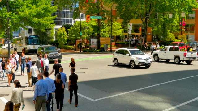 4K-Pedestrians-Wait-at-Side-Walk,-Go-When-Green,-Downtown-City-Intersection