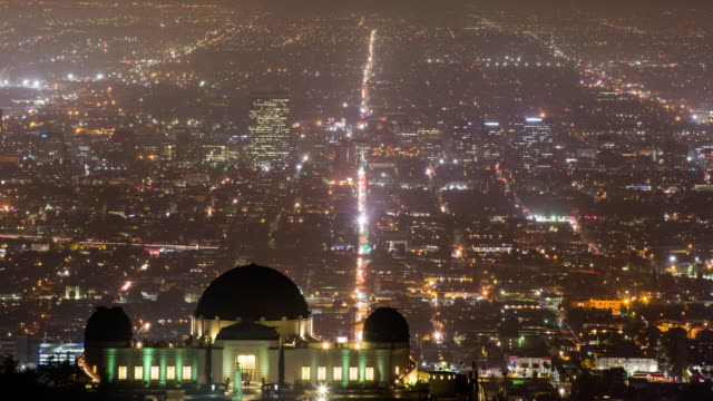Griffith-Park-Sternwarte-und-der-langen-Straßen-von-Los-Angeles-Skyline-bei-Nacht-:-Zeitraffer