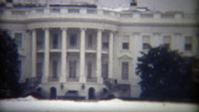 1972:-Whitehouse-schneebedeckten-Rasen-im-Winter.
