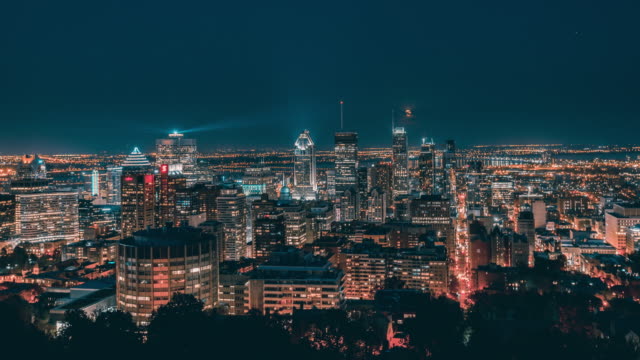 Montreal,-Kanada,-Timelapse---The-Skyline-bei-Nacht