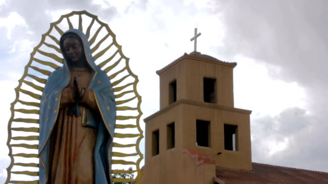 Inclinación-para-revelar-una-estatua-de-la-Virgen-Guadalupe-y-una-iglesia-católica-mexicana