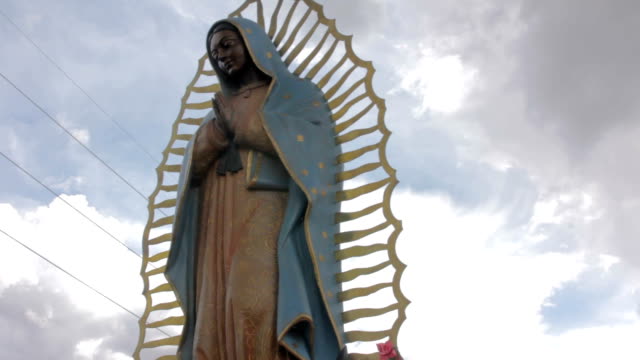 Bajo-ángulo-disparo-de-una-estatua-de-la-Virgen-de-Guadalupe