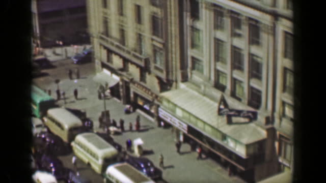 1952:-Centro-edificio-arquitectura-coche-ocupado-tráfico-parque-municipal.