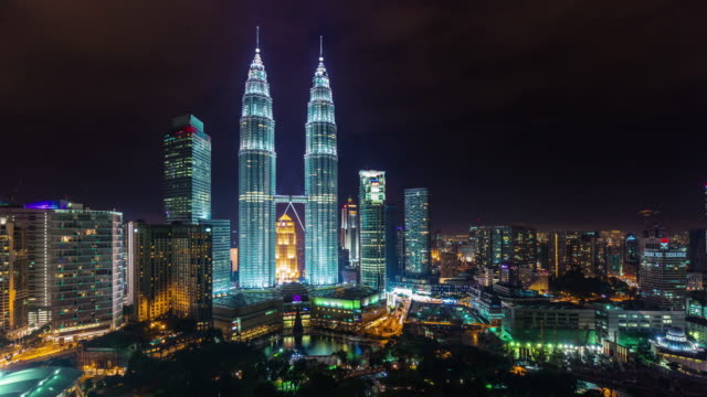 luz-de-noche-de-famosas-torres-de-Malasia-Ve-el-lapso-de-4-k-desde-kuala-lumpur