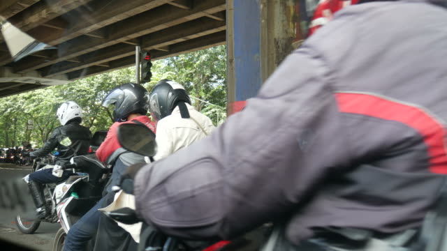 Motocicletas-en-la-carretera-en-Yakarta