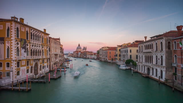 Italia-puesta-del-sol-famosa-Venecia-ciudad-gran-canal-santa-maria-della-panorama-de-saludo-4k-lapso-de-tiempo