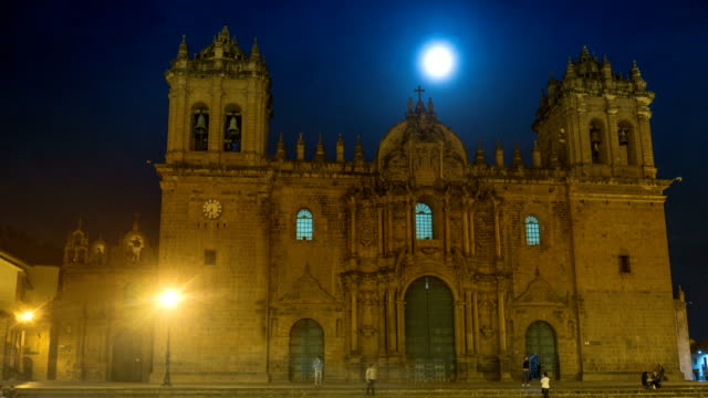 Zeitraffer-der-Vollmond-steigt-auf-Kathedrale-von-Cusco-in-Peru