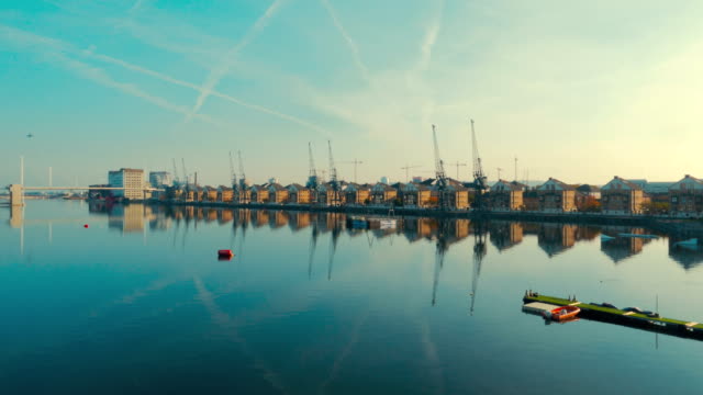 Luftbild-von-East-London-Docklands-und-der-Themse-an-einem-Tag-von-einem-klaren-blauen-Himmel