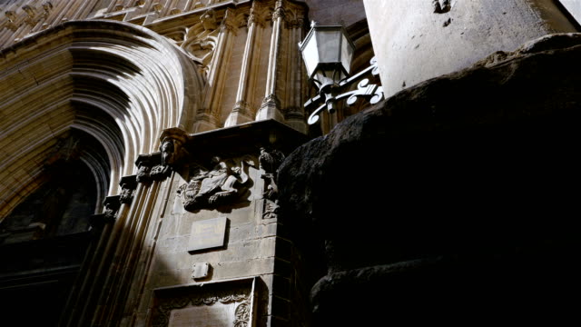 Tiro-de-ángulo-bajo-de-una-catedral-católica-en-el-barrio-gótico-de-Barcelona