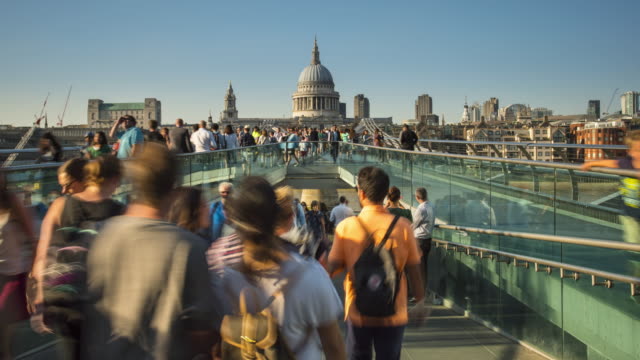 London,-Menschen,-die-Themse-auf-Millennium-Bridge-überqueren