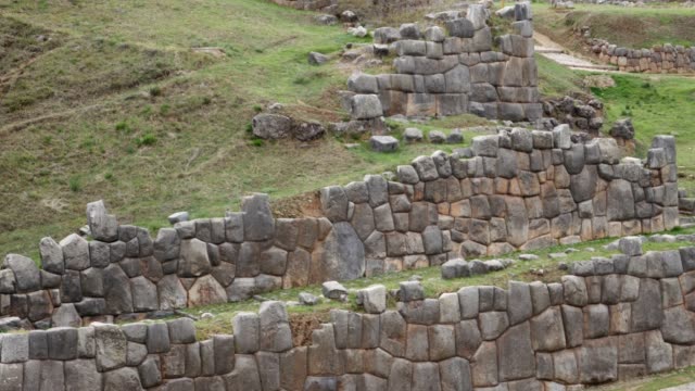 Detail-of-an-ancient-Inca-wall-in-Sacsayhuaman,-near-Cusco,-in-Peru,-South-America
