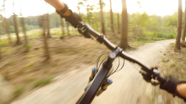 Hombre-montando-en-bicicleta-de-montaña,-ciclismo-perspectiva-personal