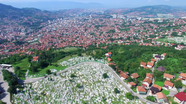 Volando-sobre-la-ciudad-de-Bosnia-con-cementerios-musulmanes