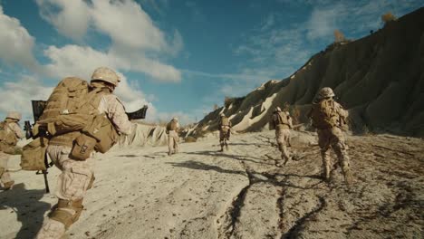 Seguir-el-tiro-de-la-escuadra-de-soldados-corriendo-hacia-adelante-durante-la-operación-militar-en-el-desierto.-Cámara-lenta.