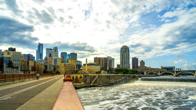 Puente-de-arco-de-piedra-de-Minneapolis-horizonte-tiempo-lapso-Logos-quitado-4K-1080p