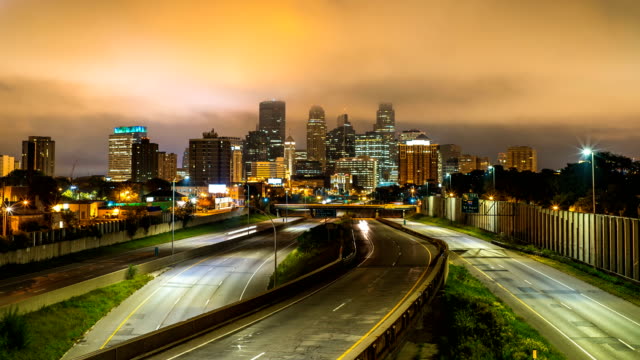 Minneapolis-Skyline-Nacht-Verkehr-Time-Lapse-Logos-entfernt-4K-1080p-35w