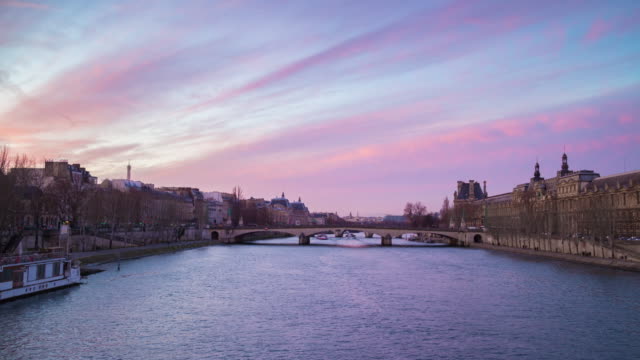 Puente-de-puesta-de-sol-cielo-de-río-Sena-ciudad-de-París-Francia-del-panorama-de-arte-4k-lapso-de-tiempo